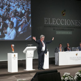 El presidente de la Real Federación Española de Fútbol (RFEF), Ángel María Villar, tras ser reelegido para el cargo durante la Asamblea General Extraordinaria. /EFE
