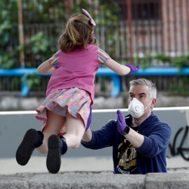 Un padre juega con su pequeña en Madrid, este domingo en el que se cumplen 43 días de confinamiento y en el que más de seis millones de niños menores de 14 años pueden salir a la calle una hora al día, junto a un adulto y a un kilómetro como máxim