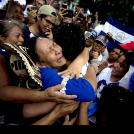 Ana Julia Urbina, madre del líder opositor Yubrank Suazo, llora al abrazar su hijo tras ser liberado y llevado a casa. EFE/ Jorge Torres