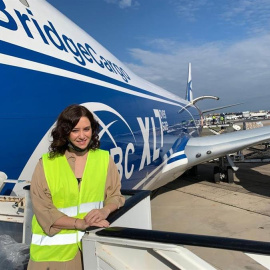 La presidenta regional, Isabel Díaz Ayuso, ha recibido este domingo en el aeropuerto de Barajas un avión de la Comunidad de Madrid .- EFE/COMUNIDAD DE MADRID