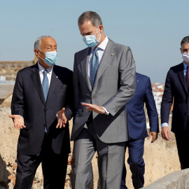 01/07/2020.- El rey Felipe VI (i) y el presidente del Gobierno, Pedro Sánchez (d) a su llegada al acto oficial de la reapertura, tras tres meses y medio cerradas por el coronavirus, de la fronteras entre España y Portugal este miércoles en Badajoz. EFE