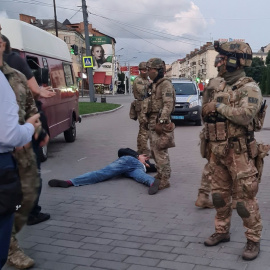 Policías ucranianos detienen al supuesto secuestrador. - EFE