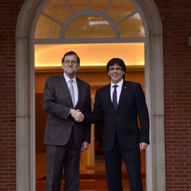Carles Puigdemont junto a Mariano Rajoy en una foto de archivo. EUROPA PRESS