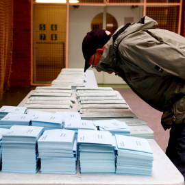 Un votante elige su papeleta en un colegio electoral. EFE/Archivo