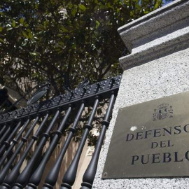 Detalle de la entrada a la sede del defensor del Pueblo en Madrid. EFE | Archivo