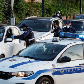 La Policía de Roma realiza chequea a los conductores de la capital para comprobar que realmente tienen la necesidad de desplazarse./ GIUSEPPE LAMI (EFE)