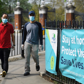 Dos ciudadanos caminan con masacarillas en Londres.- EFE/EPA/ANDY RAIN