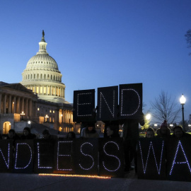 Activistas durante una protesta frente al Capitolio de EEUU, en Wasginfton, por el 20 aniversario de la invasión de Irak. - AFP / Jemal Countess.