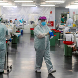 Personal sanitario, durante su jornada de trabajo en una planta del Hospital Puerta de Hierro. EFE/JuanJo Martín