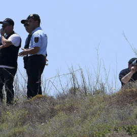 Policías portugueses y británicos durante la búsqueda de Madeleine McCann / EFE / Luis Forra