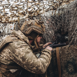 Un soldado del ejército ucraniano observa al enemigo desde su posición en el frente de Niu York, a 22 de febrero de 2022, en Niu York, Oblast de Donetsk (Ucrania). Foto: Diego Herrera / Europa Press