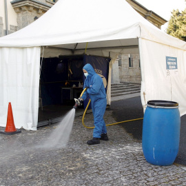 19/05/2020.- El área sanitaria de Ferrol pone un segundo puesto de toma de muestras de Covid-19 en el hospital Novoa Santos donde se atiende a pacientes con cita previa, en la imagen los bomberos desinfectan la carpa donde se toman las muestras. EFE/Kiko