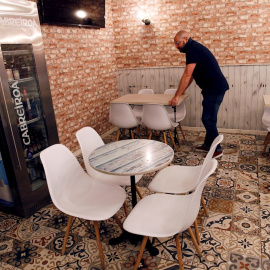 08/05/2020.- La hostelería ultima el retorno a la actividad aunque parte espera a la fase 2 y en Ferrol lo hace con el temor de que mas del 5% de sus establecimientos no reabran sus puertas según la asociación de hosteleros de la ciudad. En la imagen, 