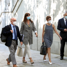 La diputada de JxCat al Congrés, Laura Borràs, amb els seus advocats a l'entrada del Tribunal Suprem. ANDREA ZAMORANO / ACN