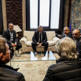  El presidente de la Generalitat Valenciana, Ximo Puig (c), se reúne con varios miembros del Círculo por el Agua durante la concentración en defensa del Trasvase Tajo-Segura, ante el Palau de la Generalitat Valenciana, a 20 de diciembre de 2022, en Val