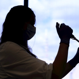 Miembros del laboratorio del grupo internacional Eurofins realizan test para detectar el Covid-19, este viernes en Madrid. La Comunidad de Madrid ha notificado ochos personas fallecidas por coronavirus en las últimas 24 horas, cinco más que en el día d