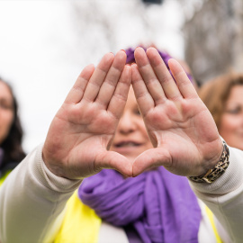 Unas mujeres hacen un símbolo feminista con las manos durante una manifestación convocada por el Movimiento Feminista de Madrid por el 8M, Día Internacional de la Mujer, a 8 de marzo de 2023, en Madrid (España). Foto: Diego Radamés / Europa Press
