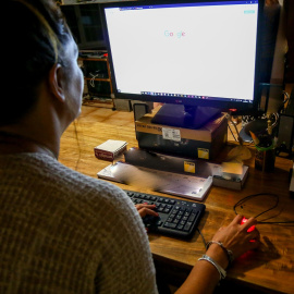 Una mujer lee la pantalla de su ordenador, mientras trabaja en el despacho de su oficina. Foto: Ricardo Rubio / Europa Press