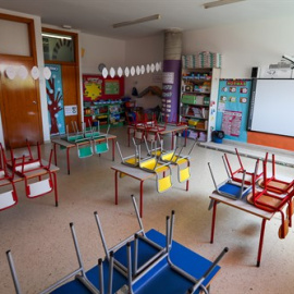 Mesas y sillas recogidas en un aula del Centro de Educación Infantil La Gacela, cerrada durante la fase 1 de la desescalada en Valencia. / EuropaPress