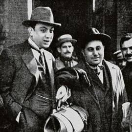  Salvador Seguí, 'El Noi del Sucre', en Madrid en 1919. Es el que sujeta el maletín en medio de la imagen