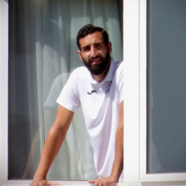 22/07/2020.- José Rodríguez, jugador del Fuenlabrada, se asoma este miércoles a una de las ventanas del hotel Finisterre de A Coruña. EFE/ CABALAR