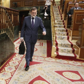El presidente del Ejecutivo, Mariano Rajoy, a su llegada al hemiciclo del Congreso de los Diputados, para asistir a la sesión de control al Gobierno. EFE/Javier Lizón