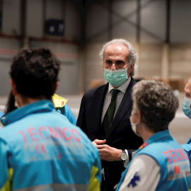 El consejero de Sanidad de la Comunidad de Madrid, Enrique Ruiz Escudero, conversa con personal sanitario de IFEMA. EFE