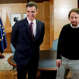 El presidente del Gobierno en funciones, Pedro Sánchez, y el líder de Podemos, Pablo Iglesias, durante la reunión mantenida esta mañana en el Congreso / EFE