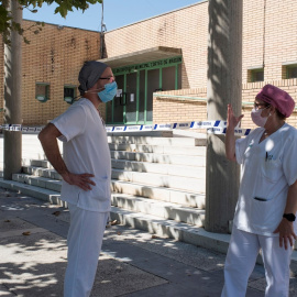 Dos sanitarios conversan en las inmediaciones del polideportivo Cortes de Aragón de Fraga, Huesca este martes | EFE