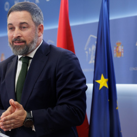 El líder de VOX, Santiago Abascal, comparece tras registrar el texto de la segunda moción de censura dirigida contra el actual presidente de Gobierno, Pedro Sánchez, en el Congreso de los Diputados, a 27 de febrero en Madrid, (España). Foto: Eduardo P