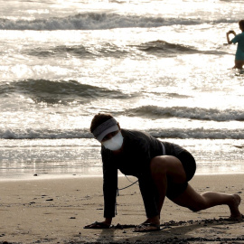 Una persona hace deporte, durante la franja horaria permitida, en la playa de la Malvarrosa, en Valencia, hoy quincuagésimo sexto día del estado de alarma. EFE/ Juan Carlos Cárdenas