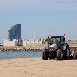 Un tractor en la represa del servei de neteja de les platges a Barcelona, a la platja del Bogatell, el 7 de maig del 2020. (Horitzontal)