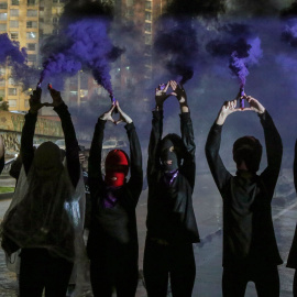  Integrantes de un grupo feminista actúan durante una manifestación para conmemorar el Día Internacional de la Eliminación de la Violencia contra la Mujer, en Bogotá, el 25 de noviembre de 2022. Andrea ARIZA / AFP