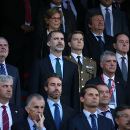 El rey, Felipe VI, junto al ministro de Educación, Cultura y Deporte, Íñigo Méndez de Vigo, escuchan el himno de España y la sonora pitada durante la final de la Copa del Rey en el estadio Vicente Calderón de Madrid.- REUTERS