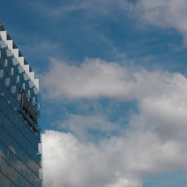 El logo de Teléfonica en la sede del madrileño barrio de Las Tablas, en la zona norte de la capital. EFE/Mariscal