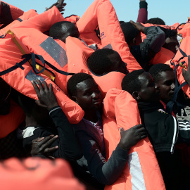 Inmigrantes rescatados por una ONG en el Mediterráneo central.- REUTERS