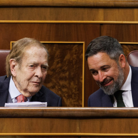  El candidato de la moción de censura, el profesor y economista Ramón Tamames (i) y el líder de VOX, Santiago Abascal (d), durante un debate de la moción de censura, en el Congreso de los Diputados, a 21 de marzo de 2023, en Madrid (España). Eduardo 