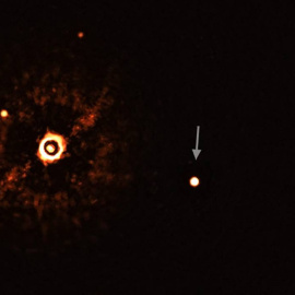 Estrella TYC 8998-760-1 (con su luz bloqueada) y sus dos exoplanetas (marcados con flechas). Los otros puntos brillantes son estrellas del fondo. / ESO/Bohn et al.