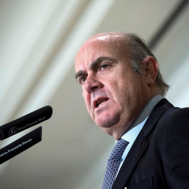 El vicepresidente del Banco Central Europeo (BCE), Luis de Guindos, vaticinó este domingo que la economía de la UE entrará en recesión este año, y se mostró a favor de una "renta mínima de emergencia" en España para evitar una crisis social.  EFE/