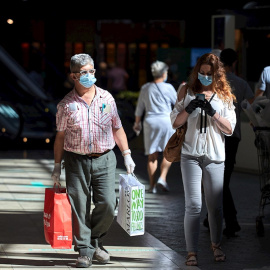 Gente paseando por el centro comercial de referencia de Girona, Espai Gironès, que ha abierto este martes, primer día laborable desde la entrada de la región sanitaria en la fase 2. /EFE