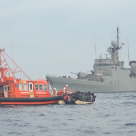 Efectivos de Salvamento Marítimo rescatan la patera incendiada.- SALVAMENTO MARÍTIMO