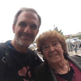 El activista cannábico y presidente de la Federació d'Associacions Cannàbiques Autoregulades de Catalunya (Fedcac), Albert Tió, con Fernanda de la Figuera. TWITTER/ALBERT TIÓ​