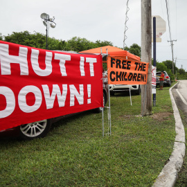 Carteles exigiendo la liberación de los menores indocumentados que permanecen en centros de detención de EEUU. Foto: cortesía de Amnistía Internacional USA