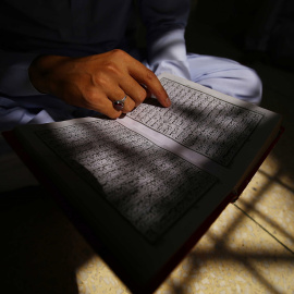 Un fidel llegeix l'Alcorà. EFE/ Shahzaib Akber