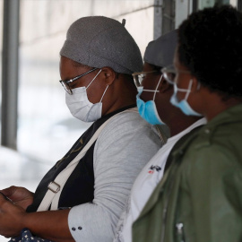 Varias personas esperan en el Hospital Público de A Mariña en Burela, Lugo, para hacerse pruebas PCR. | EFE
