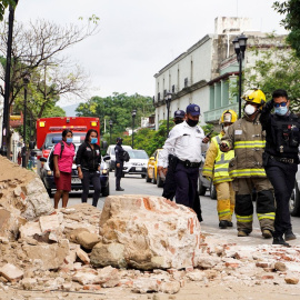 23/06/2020.- Miembros de la policía y de los bomberos observan los daños causados en una barda derrumbada este martes, en la ciudad de Oaxaca (México). El terremoto de magnitud 7,5 que sacudió este martes con fuerza el centro y sur de México ha dejad