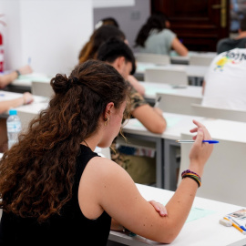  Varios alumnos antes de comenzar uno de los exámenes de las pruebas de acceso a la Universidad en Sevilla, a 14 de junio del 2022 en Sevilla Eduardo Briones / Europa Press