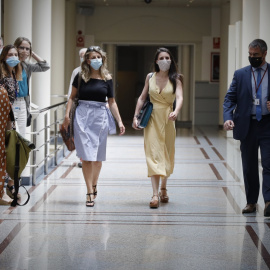La ministra de Trabajo, Yolanda Díaz, y la de Igualdad, Irene Montero, a su llegada a una sesión plenaria en el Senado. E.P./Jesús Hellín