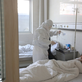 12/02/2020.- Un doctor visita a un enfermo afectado por el coronavirus en un hospital de Yinan County. / EFE