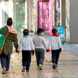 Fotografía de archivo de una madre y sus hijos tras hacer la compra en Zaragoza. EFE/ JAVIER BELVER/Archivo